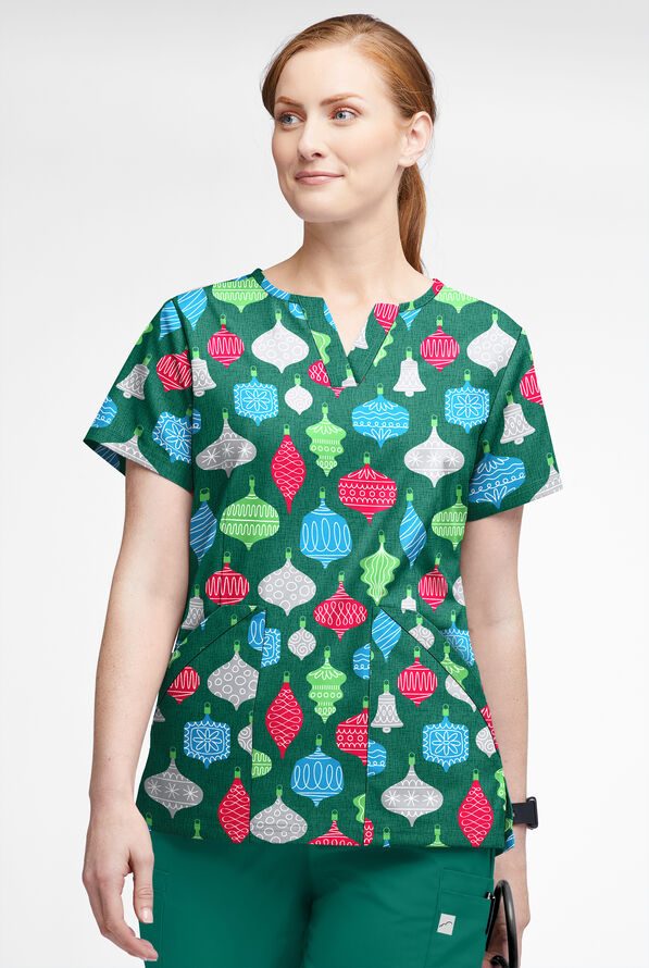 Blusa médica estampada Butter-Soft Festive Ornaments Hunter con cuello en V con muesca y 4 bolsillos para mujer - null - 2
