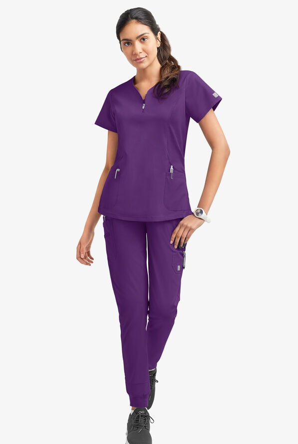 Blusa m&eacute;dica UA Butter-Soft STRETCH con cremallera en el cuello curvo y 4 bolsillos para mujer - Eggplant - 2