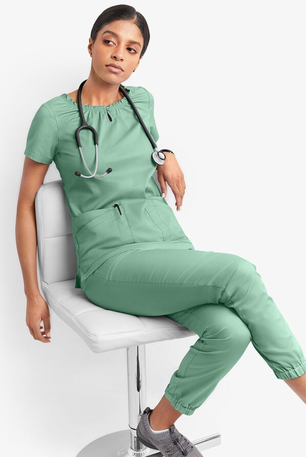 Blusa m&eacute;dica UA Butter-Soft STRETCH estilo campesina con mangas cortas y 6 bolsillos para mujer - Water Mint - 6