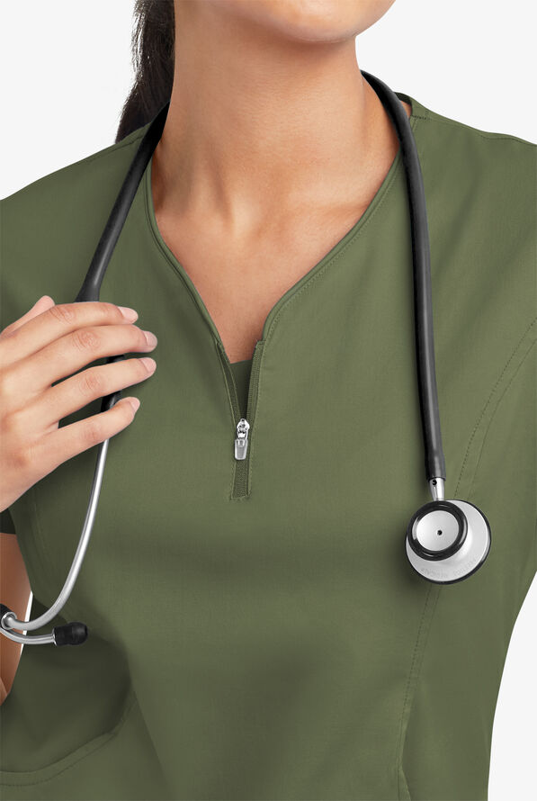 Blusa m&eacute;dica UA Butter-Soft STRETCH con cremallera en el cuello curvo y 4 bolsillos para mujer - Light Olive - 5