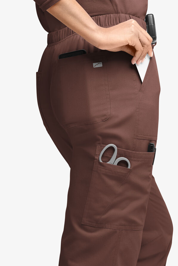 Pantalón médico Butter-Soft Originals de tiro medio estilo cargo con piernas rectas y 7 bolsillos para mujer - French Roast - 2