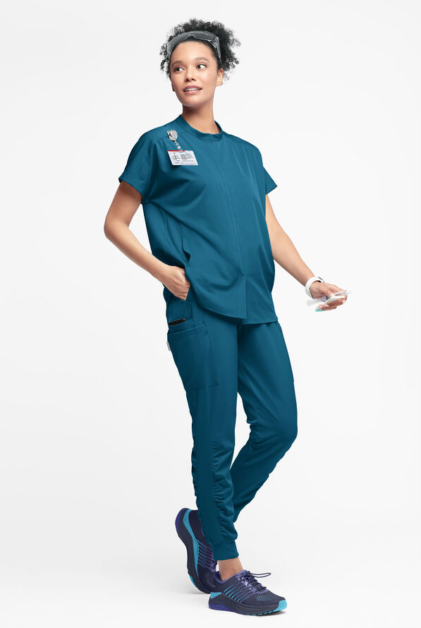 Blusa médica WhisperLite Aerin con mangas dolmán y 3 bolsillos para mujer - Caribbean Blue - 3