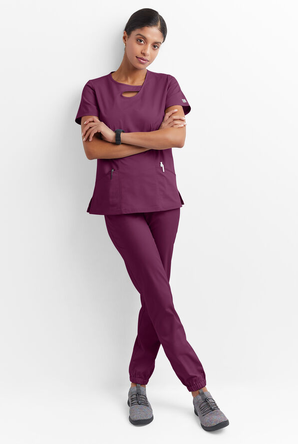Blusa m&eacute;dica Butter-Soft STRETCH con cuello asim&eacute;trico tipo ojo de cerradura y 2 bolsillos para mujer - Wine - 4