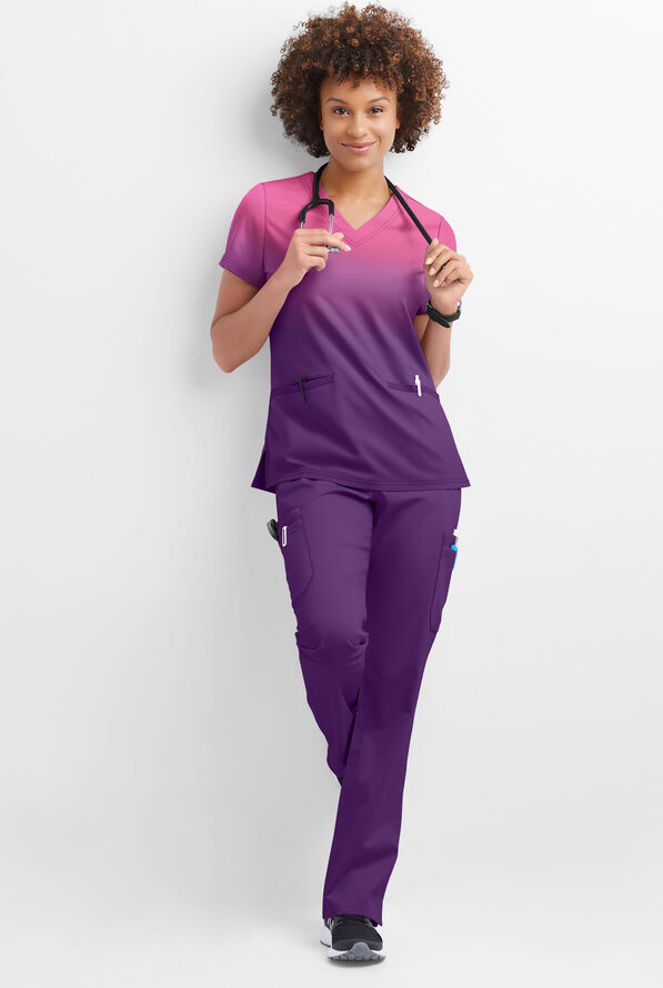 Blusa médica estampada Butter-Soft STRETCH Prism Ombre Eggplant con cuello en V y 2 bolsillos para mujer - null - 3