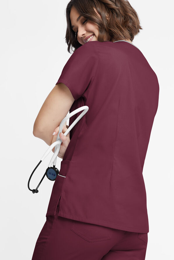 Blusa médica Butter-Soft Originals con cuello asimétrico y 4 bolsillos para mujer - Wine/Silver - 3