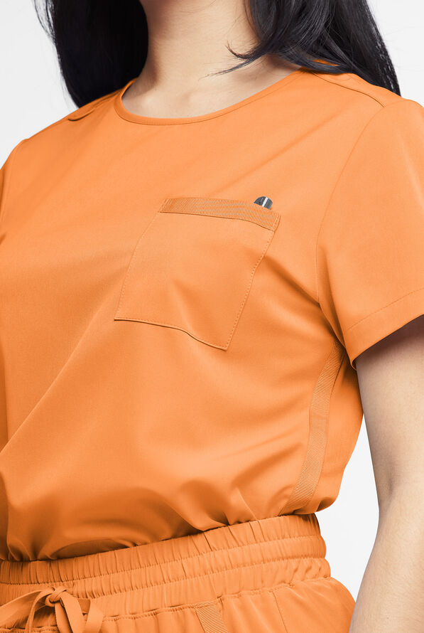 Blusa médica WhisperLite Lyra Stretch con cuello redondeado y 2 bolsillos para mujer - Apricot Crush - 4