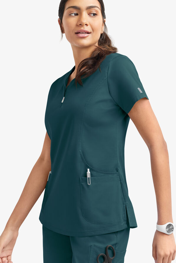 Blusa m&eacute;dica UA Butter-Soft STRETCH con cremallera en el cuello curvo y 4 bolsillos para mujer - Caribbean Blue - 3