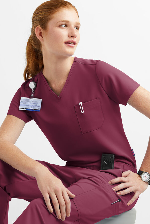 Blusa m&eacute;dica MOVEMENT by Butter-Soft Ceti con cuello en V y 1 bolsillo para mujer - Wine - 4