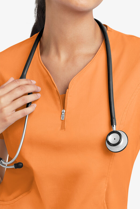 Blusa m&eacute;dica UA Butter-Soft STRETCH con cremallera en el cuello curvo y 4 bolsillos para mujer - Apricot Crush - 5