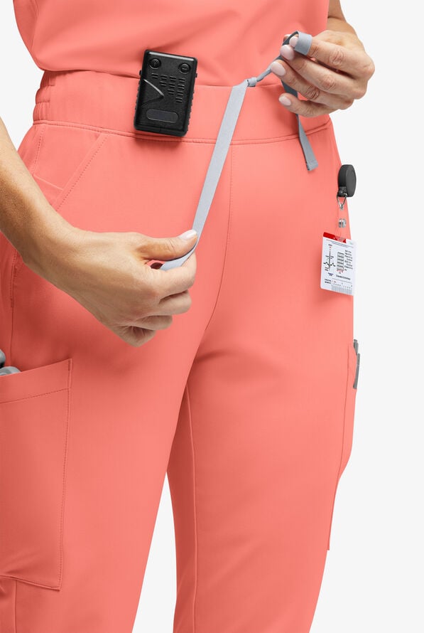 Pantal&oacute;n m&eacute;dico ReSurge Amber estilo jogger con piernas pitillo y 7 bolsillos para mujer - Chilled Guava - 3