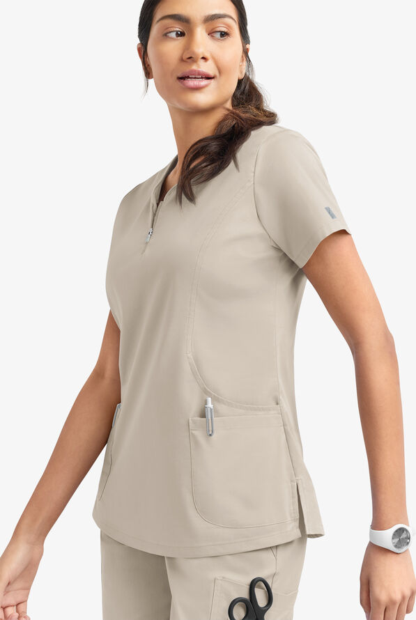 Blusa médica UA Butter-Soft STRETCH con cremallera en el cuello curvo y 4 bolsillos para mujer - Warm Sand - 3