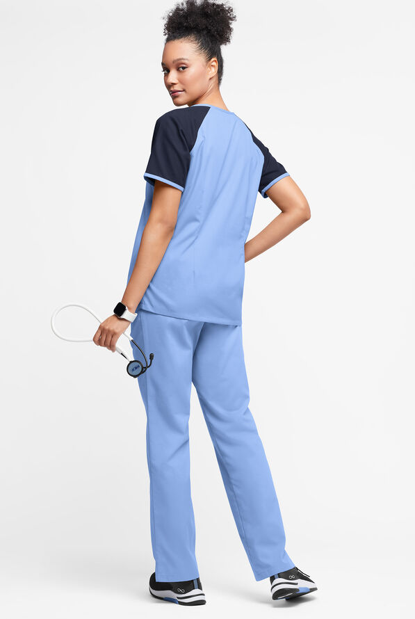 Blusa m&eacute;dica Butter-Soft Originals Tri-Colorblock con cuello ojo de cerradura y 3 bolsillos para mujer - Ceil/Navy/Silver - 4