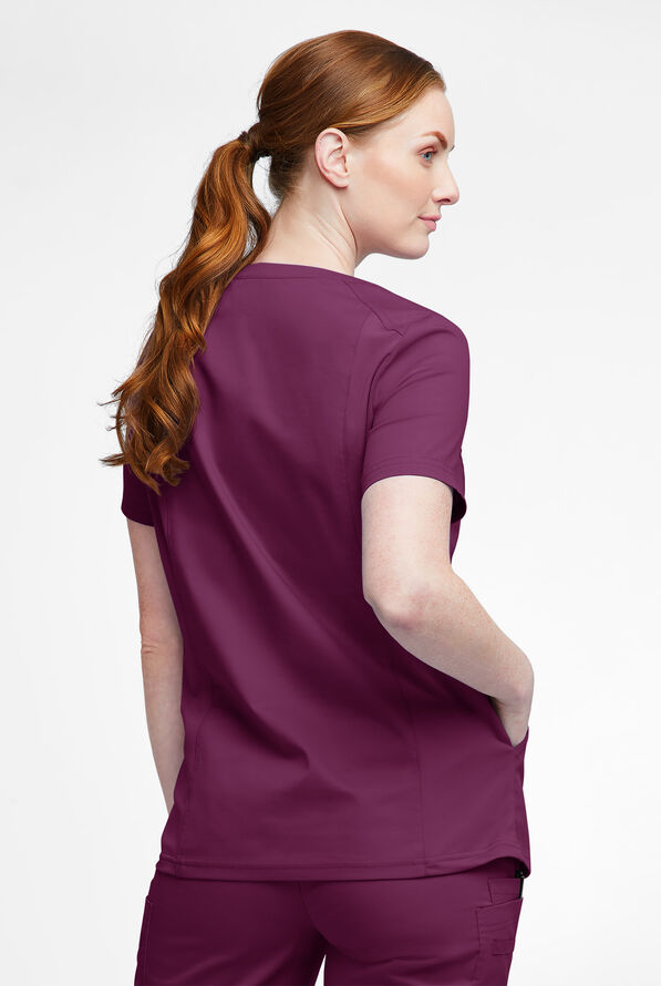 Blusa m&eacute;dica UA Butter-Soft STRETCH con detalle tejido y 3 bolsillos para mujer - Wine - 4