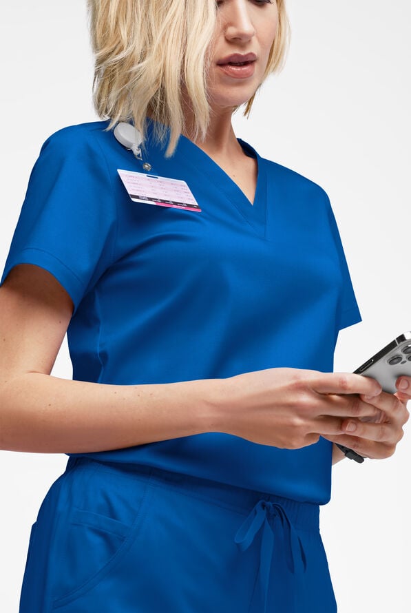 Blusa m&eacute;dica UA Butter-Soft STRETCH con cuello en V para mujer - Royal - 2