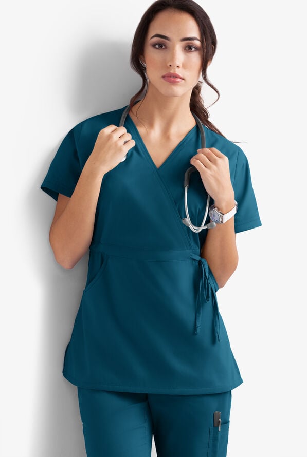 Blusa médica Butter-Soft Core by UA™ estilo cruzado con lazo en el lateral y 2 bolsillos para mujer - Caribbean Blue - 2