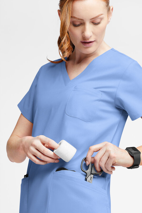 Blusa m&eacute;dica Butter-Soft Originals con cuello en V curvo y 7 bolsillos para mujer - Ceil Blue - 4