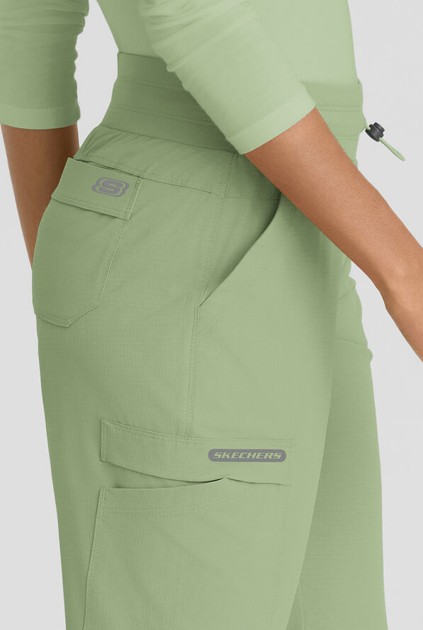 Pantal&oacute;n m&eacute;dico Skechers by Barco Ripstop Explore STRETCH estilo cargo con piernas acampanadas entalladas y 5 bolsillos para mujer - Field Green - 2