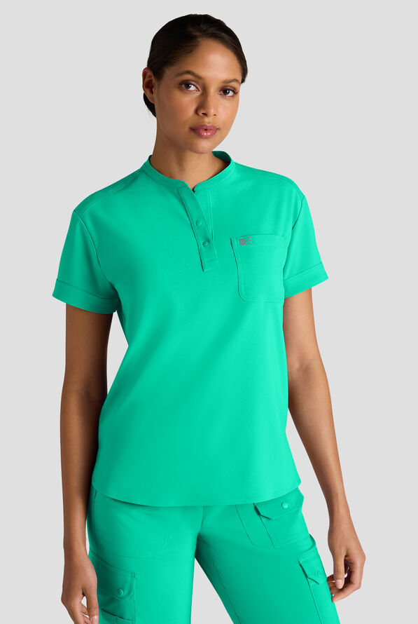 Blusa médica Easy STRETCH tipo henley con 1 bolsillo para mujer - Dynasty Green - 1