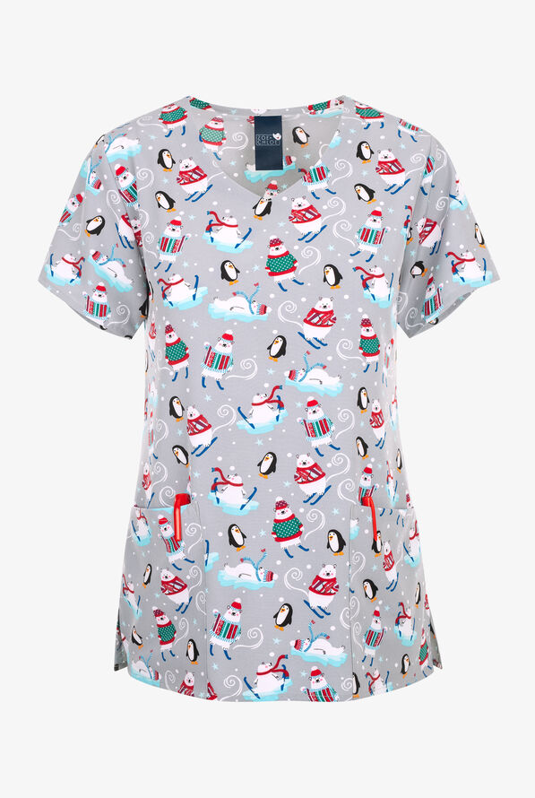 Blusa médica estampada Zoe & Chloe 'Tis the Ski-son STRETCH con cuello en V y 2 bolsillos para mujer - null - 1