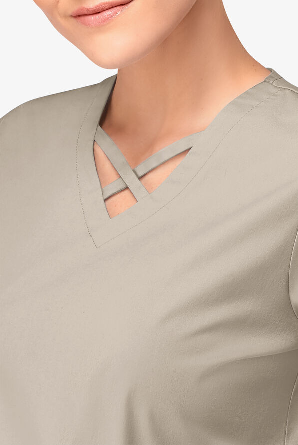Blusa m&eacute;dica UA Butter-Soft STRETCH con lazos entrecruzados y 4 bolsillos para mujer - Warm Sand - 3