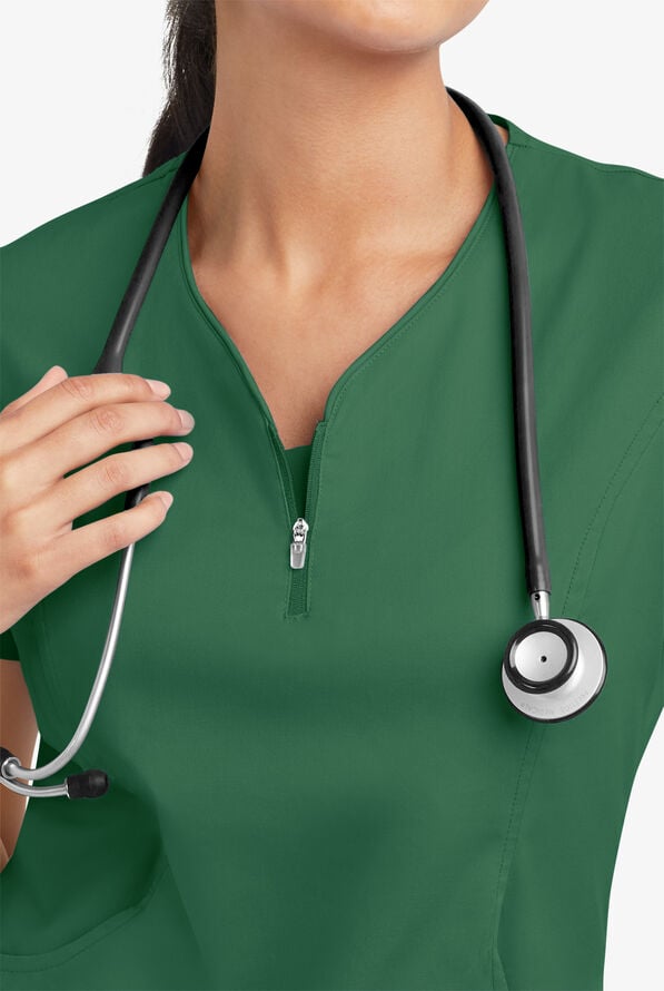 Blusa m&eacute;dica UA Butter-Soft STRETCH con cremallera en el cuello curvo y 4 bolsillos para mujer - Hunter - 5