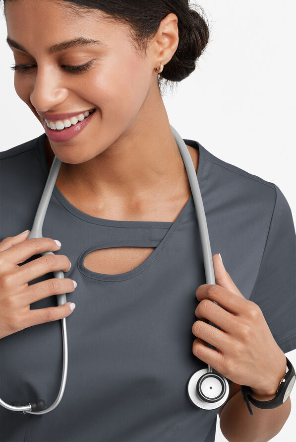 Blusa m&eacute;dica Butter-Soft STRETCH con cuello asim&eacute;trico tipo ojo de cerradura y 2 bolsillos para mujer - Pewter - 3