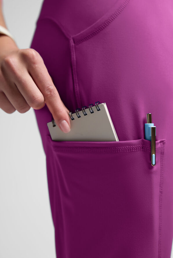 Pantal&oacute;n m&eacute;dico Med Couture Amp Knit STRETCH Petite estilo yoga con piernas acampanadas y 5 bolsillos para mujer - Plum Royale - 6