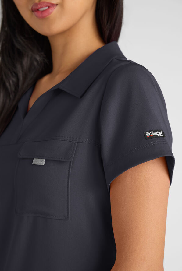 Blusa médica Grey's Anatomy by Barco Emerge Emery STRETCH con cuello en V tipo camisero y 3 bolsillos para mujer - Steel Gray - 2