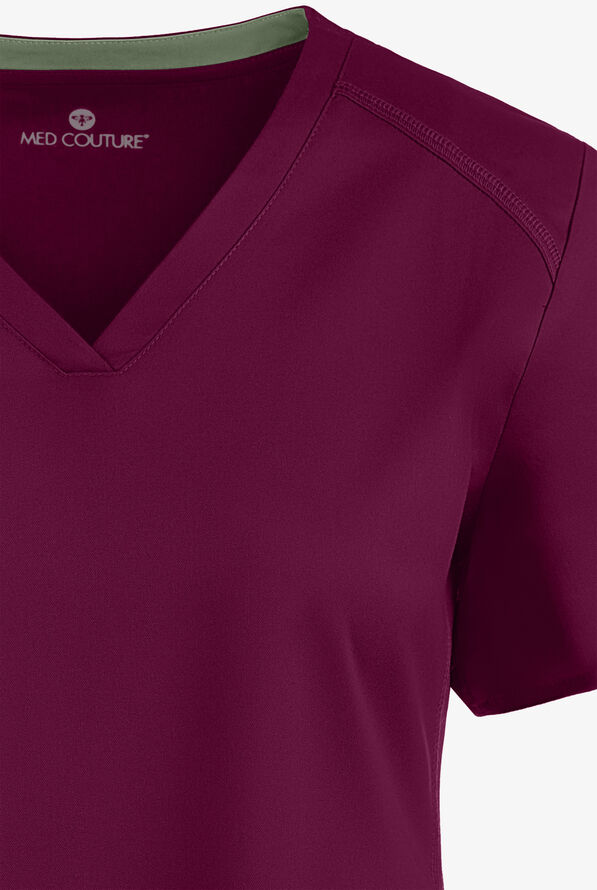 Blusa m&eacute;dica Med Couture Touch STRETCH con cuello en V, paneles laterales acanalados, fald&oacute;n camisero y 3 bolsillos para mujer - Wine - 4