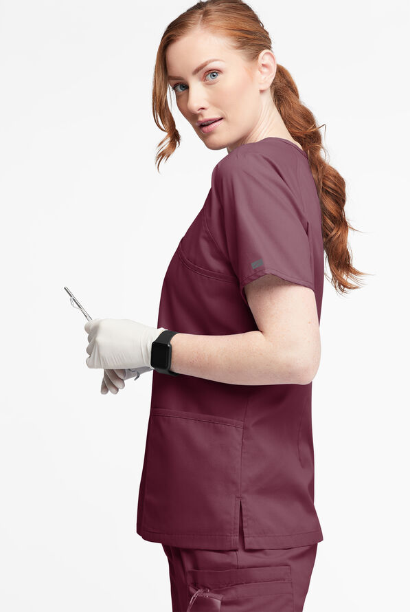 Blusa médica Butter-Soft Originals estilo cruzado con mangas raglán y 3 bolsillos para mujer - Wine - 3