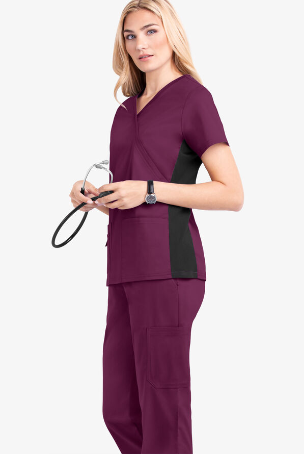 Blusa m&eacute;dica Butter-Soft STRETCH con paneles laterales de punto tejido y 3 bolsillos para mujer - Wine/Black - 2