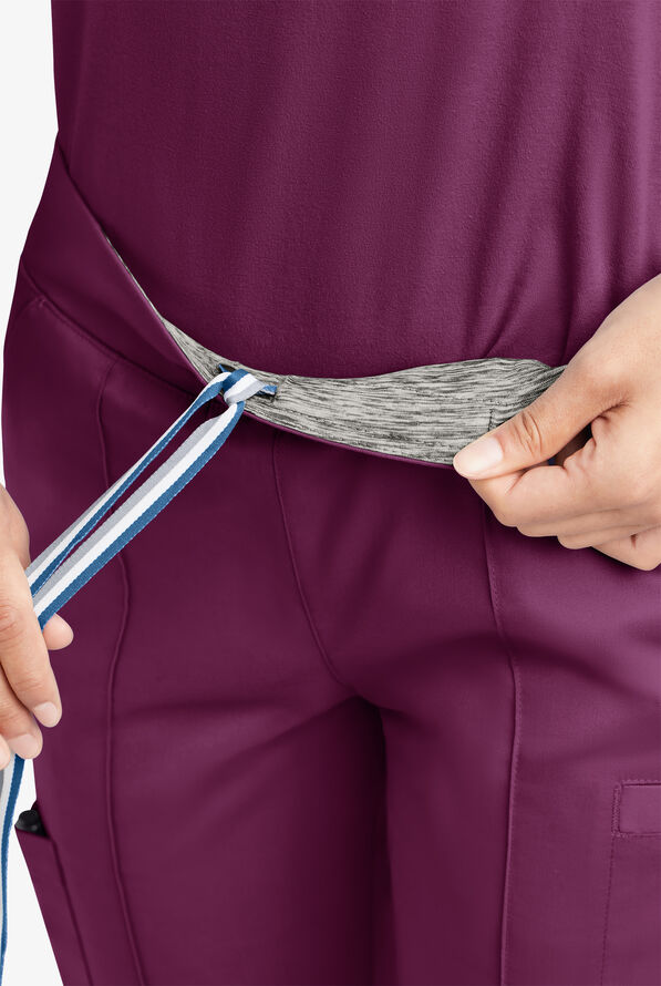 Pantal&oacute;n m&eacute;dico UA Butter-Soft STRETCH de piernas entalladas acortadas con ribete deportivo y 6 bolsillos para mujer - Wine/Silver Melange - 3