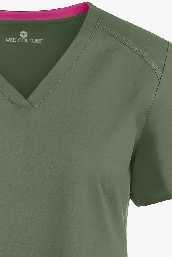 Blusa m&eacute;dica Med Couture Touch STRETCH con cuello en V, paneles laterales acanalados, fald&oacute;n camisero y 3 bolsillos para mujer - Olive - 4