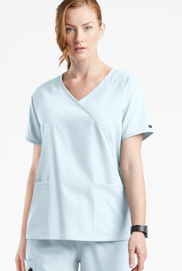 Blusa médica Butter-Soft Originals estilo cruzado con 3 bolsillos para mujer - Morning Dew - 2