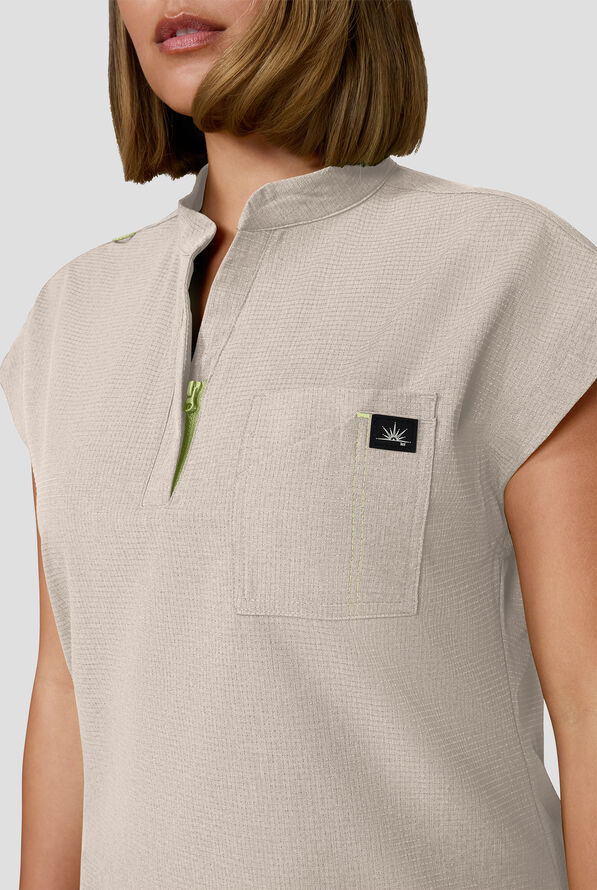 Blusa m&eacute;dica koi Solis Catrin STRETCH con cuello en V con cremallera y tapeta en contraste y 1 bolsillo para mujer - Bone - 4