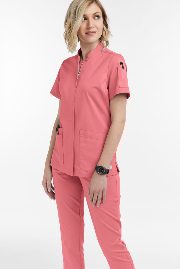 Blusa m&eacute;dica UA Butter-Soft STRETCH con cremallera y 6 bolsillos para mujer - Guava Fizz - 2