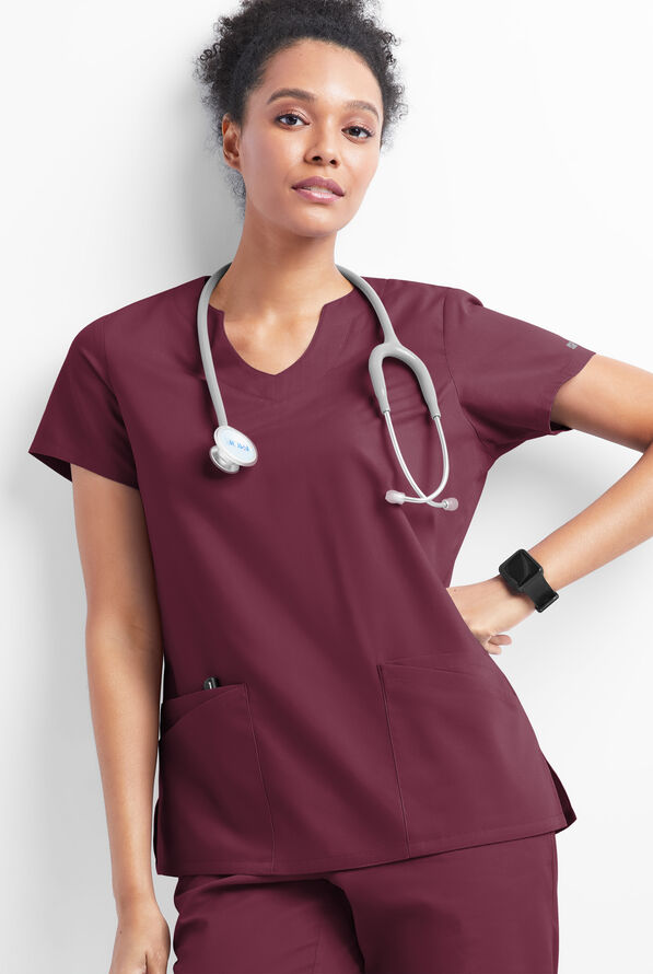 Blusa m&eacute;dica Butter-Soft Originals con cuello festoneado y 6 bolsillos para mujer - Wine - 5