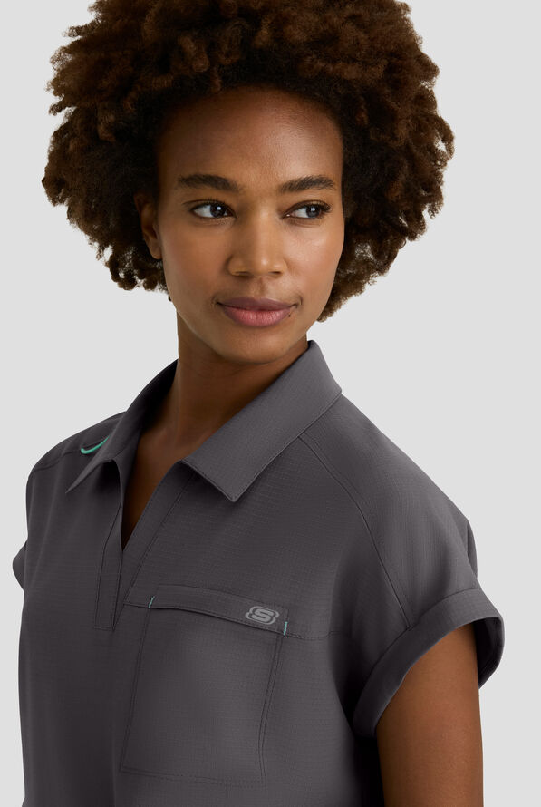 Blusa m&eacute;dica Skechers by Barco MotionTech Charlie STRETCH con mangas dolm&aacute;n y 3 bolsillos para mujer - Pewter - 3