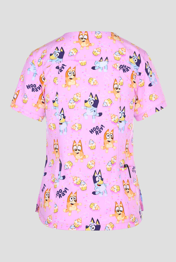 Blusa médica estampada Tooniforms Bluey Hooray, Cupcakes STRETCH con cuello en V y 3 bolsillos para mujer - null - 2