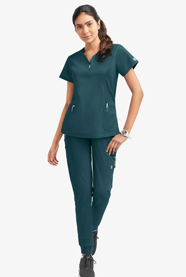 Blusa m&eacute;dica UA Butter-Soft STRETCH con cremallera en el cuello curvo y 4 bolsillos para mujer - Caribbean Blue - 2