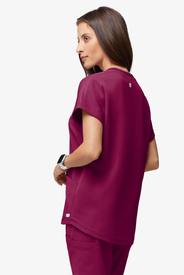 Blusa médica ReSurge con cuello redondeado y mangas dolmán para mujer - Wine - 3