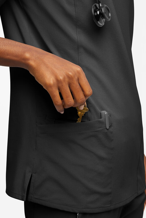 Blusa m&eacute;dica Easy STRETCH Amber con cuello con muesca y 4 bolsillos para mujer - Onyx Black - 4