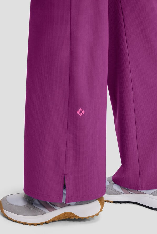 Pantal&oacute;n m&eacute;dico Med Couture Amp STRETCH Petite de tiro alto estilo cargo con piernas anchas y 5 bolsillos para mujer - Plum Royale - 3