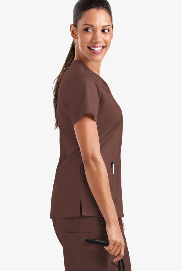 Blusa médica UA Butter-Soft STRETCH con escote corazón y 4 bolsillos para mujer - French Roast - 4