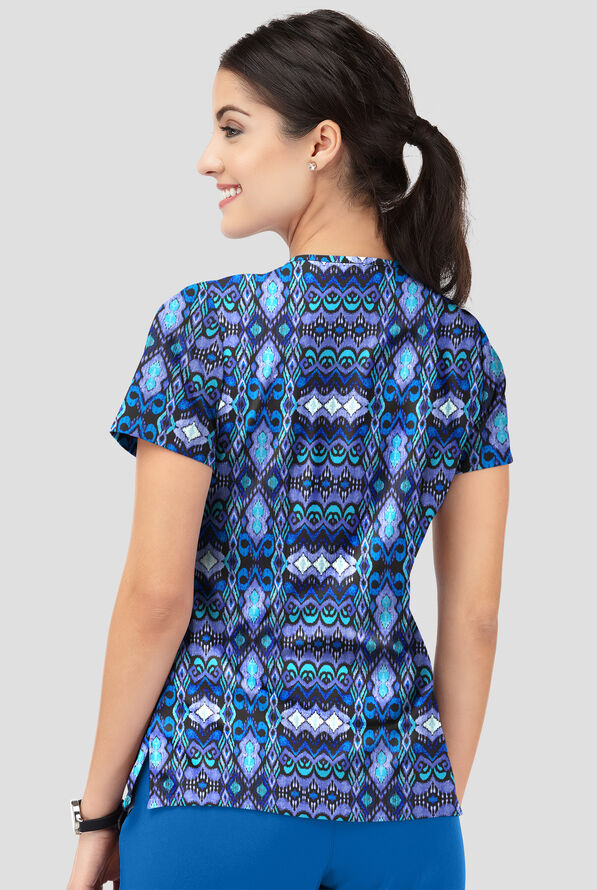 Blusa médica estampada Strictly Scrubs STRETCH Whispering Ikat Onyx con cuello en V y 4 bolsillos para mujer - null - 2