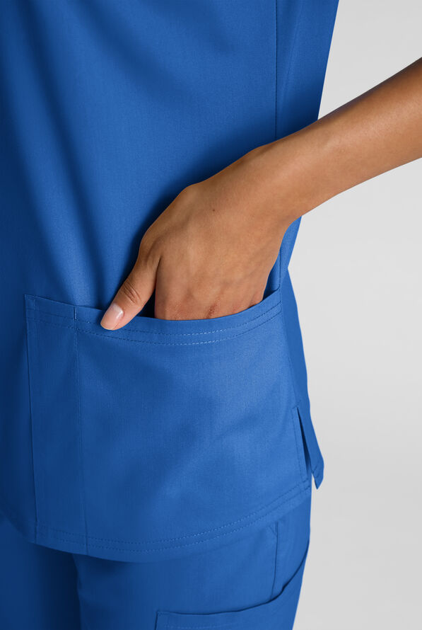 Blusa médica UA Butter-Soft STRETCH con cuello en V y 3 bolsillos para mujer - Royal - 6