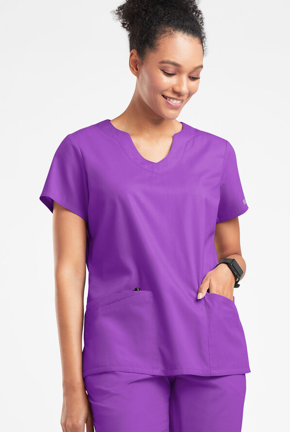 Blusa médica Butter-Soft Originals con cuello festoneado y 6 bolsillos para mujer - Wild Plum - 2