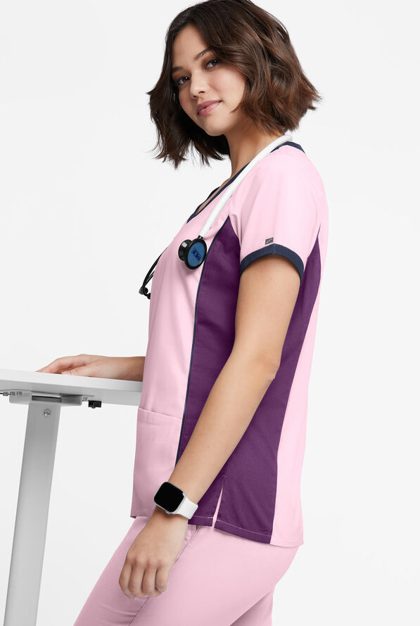 Blusa m&eacute;dica Butter-Soft Originals Tri-Colorblock con cuello en V y 4 bolsillos para mujer - Rose Quartz/Eggplant/Navy - 3