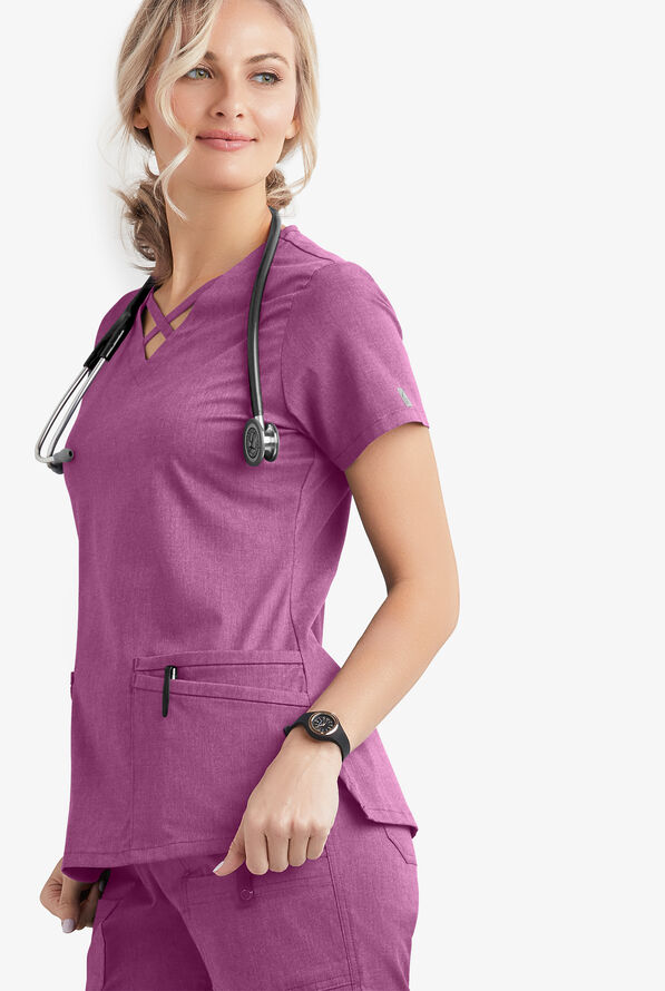 Blusa m&eacute;dica UA Butter-Soft STRETCH con lazos entrecruzados y 4 bolsillos para mujer - Berry Wine Heather - 5