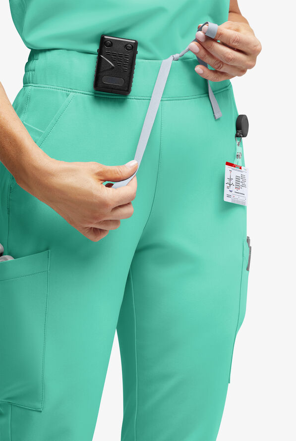 Pantalón médico ReSurge Amber estilo jogger con piernas pitillo y 7 bolsillos para mujer - Bright Jade - 3